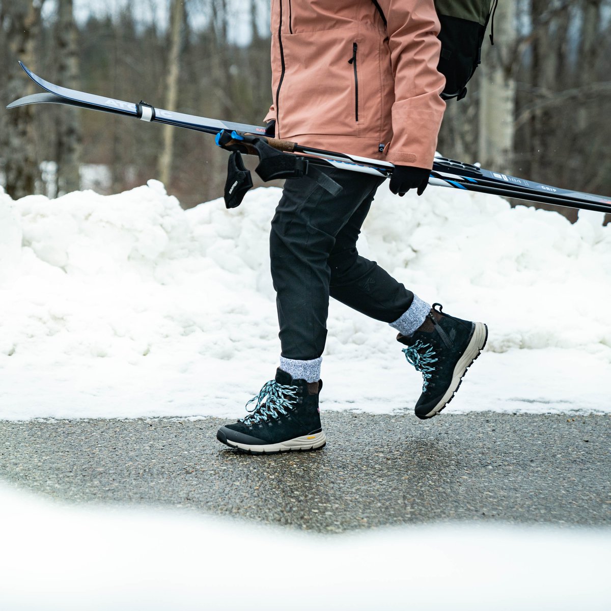 Women's Arctic 600 Side-Zip 7" Black/Spark Blue 200G