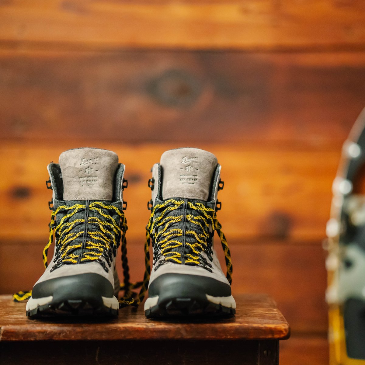 vibram スノーシューズ　Danner Danner - Arctic 600 Side-Zip Driftwood/Yellow Insulated 200G