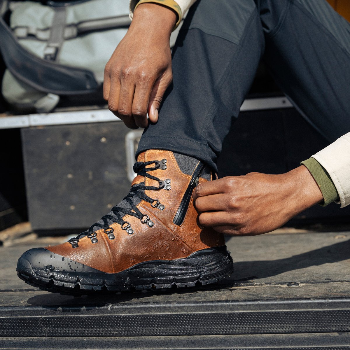 Arctic 600 Side-Zip 7" Bone Brown/Jet Black 200G